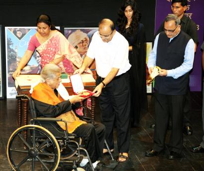 A photo of Shashi Kapoor receiving Phalke Award